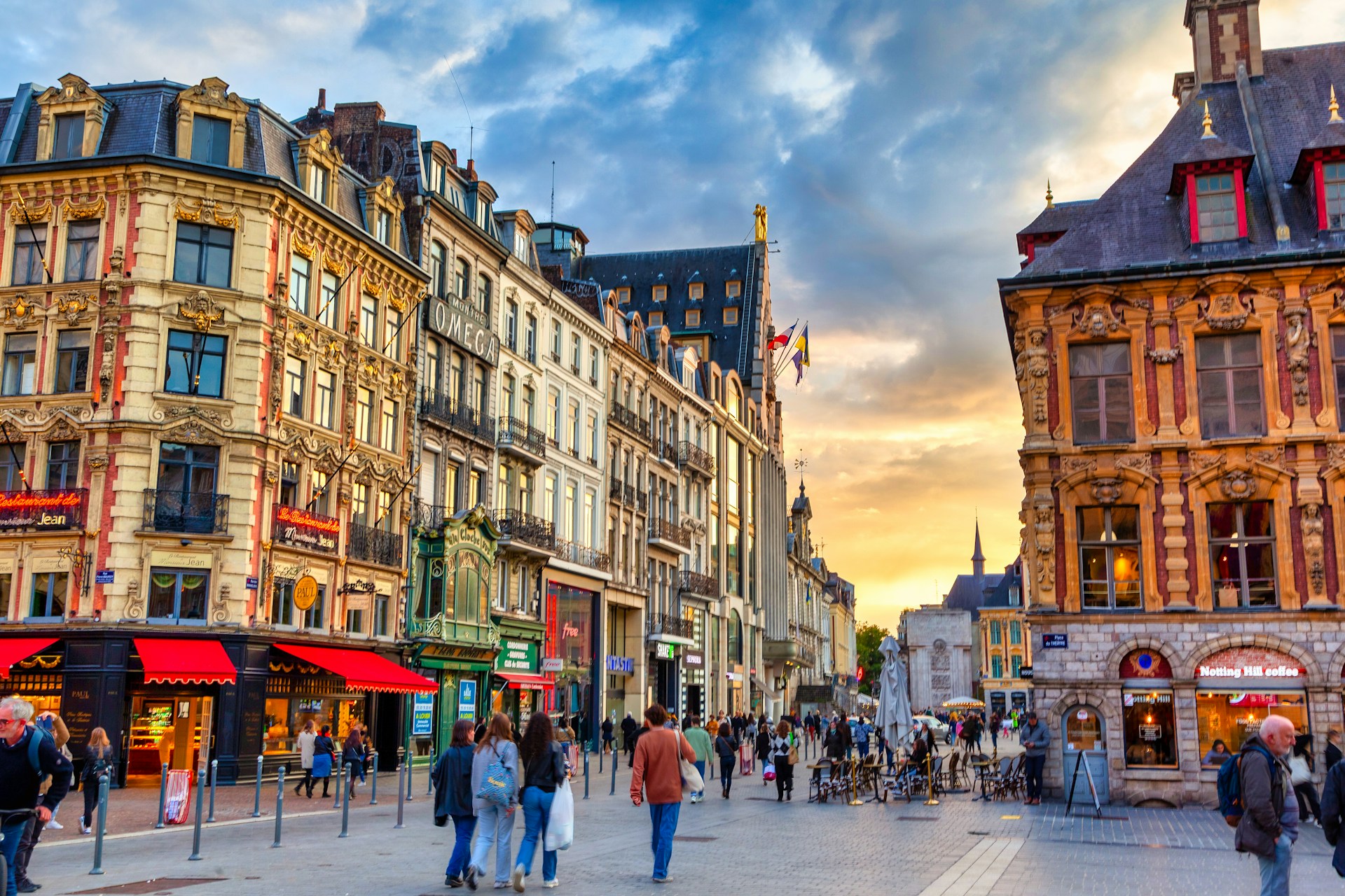 Rue commerçante animée au coucher du soleil, Lille.