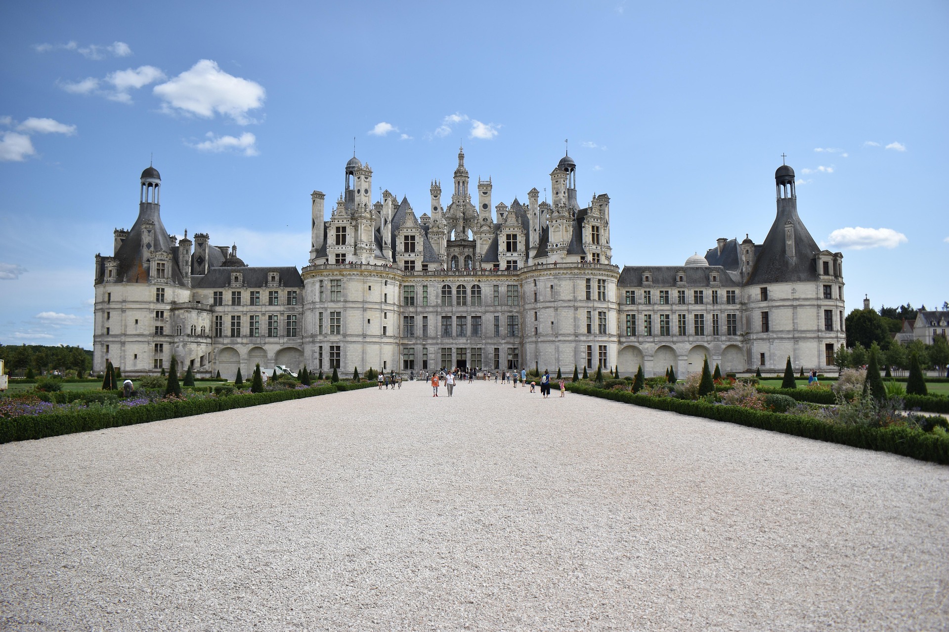 Château historique avec architecture impressionnante, ciel bleu.