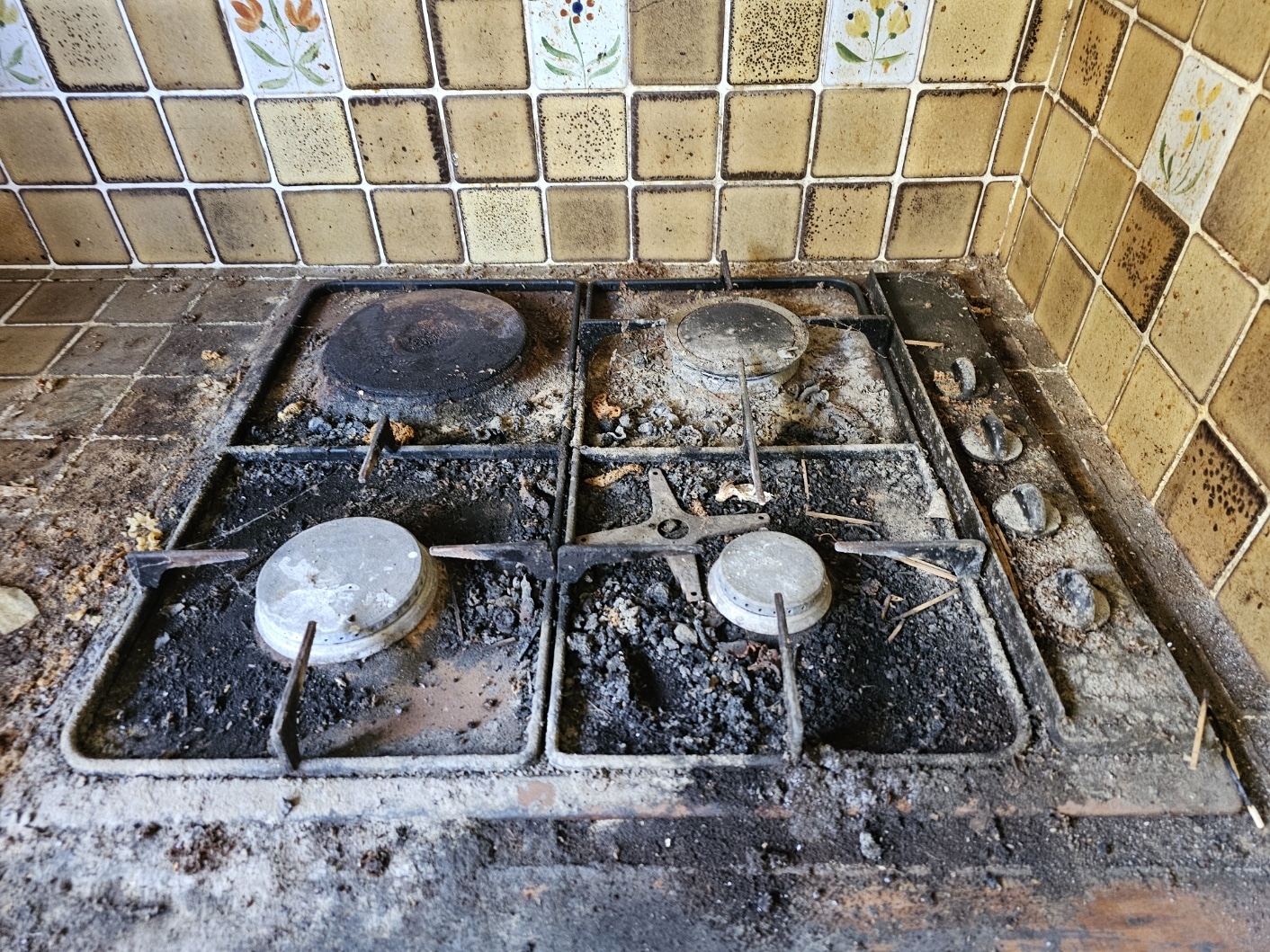 Gazinière sale et encrassée dans une cuisine.