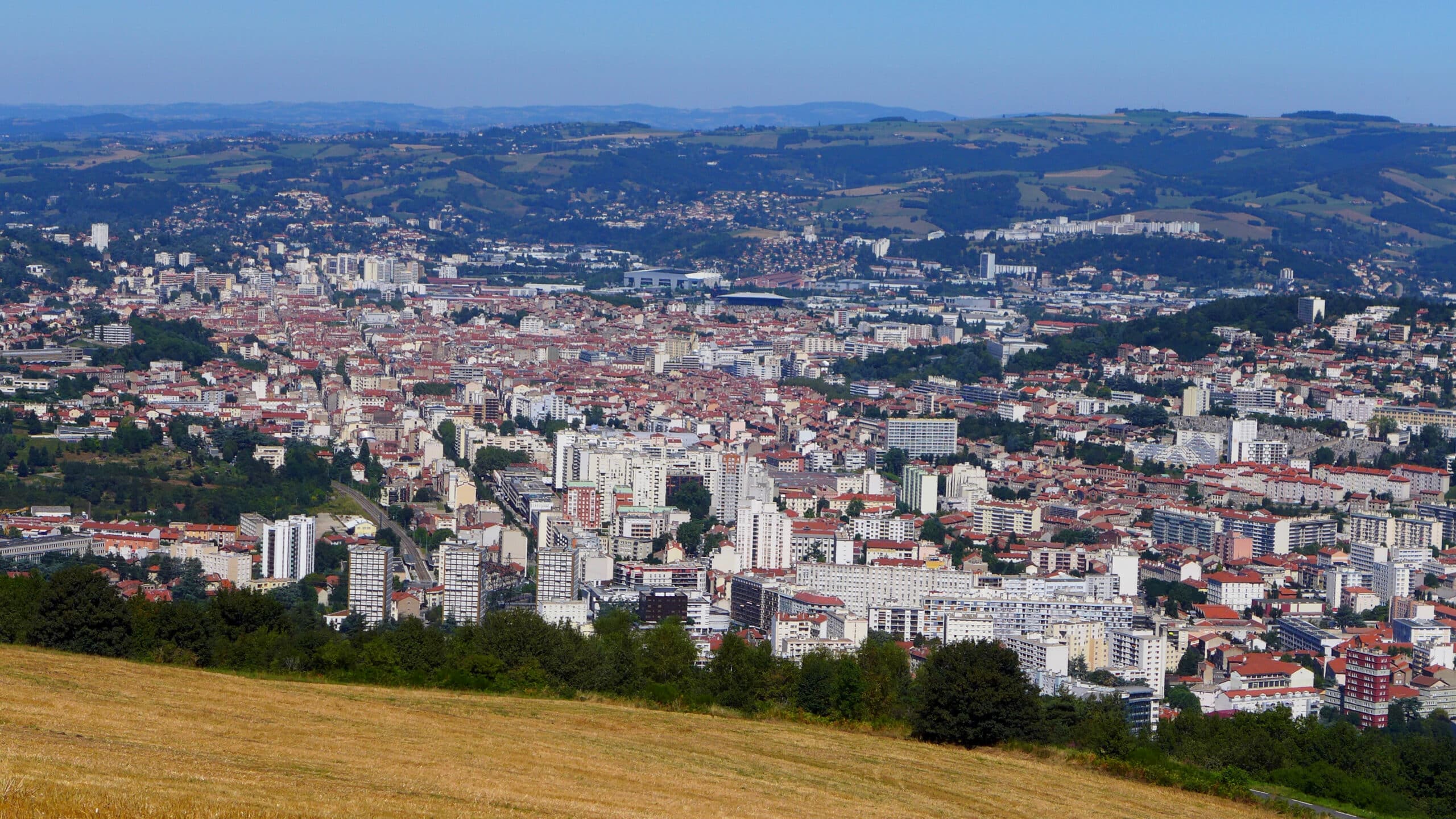 Vue aérienne d'une ville et montagnes alentours.