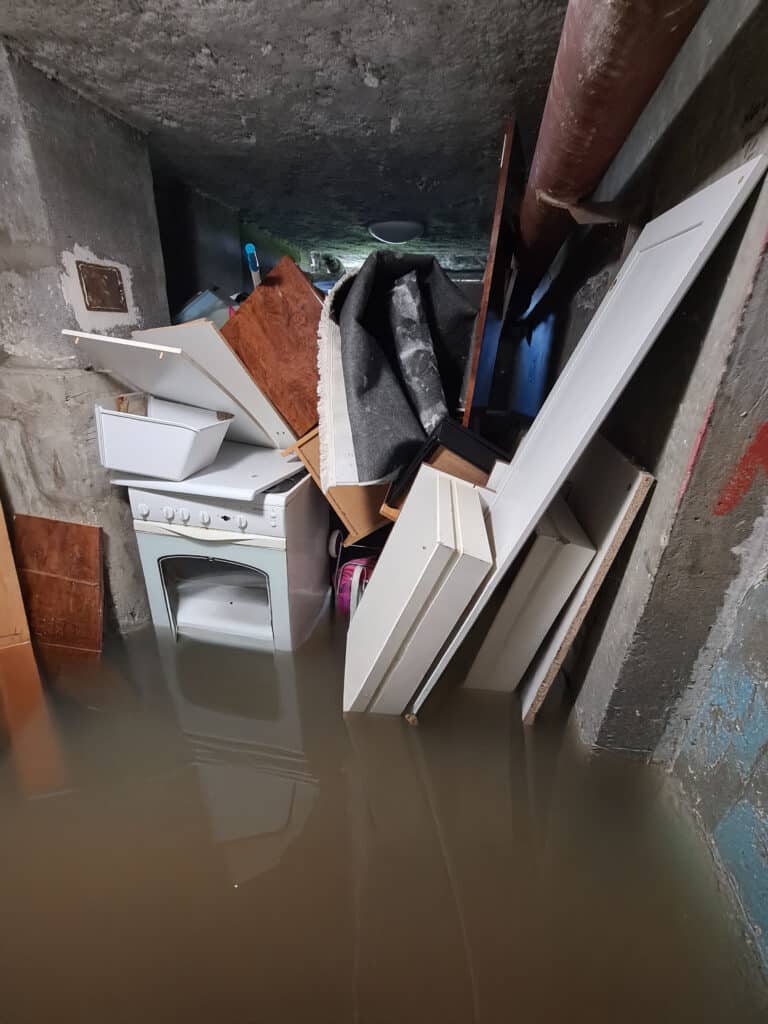 Sous-sol inondé avec objets submergés.