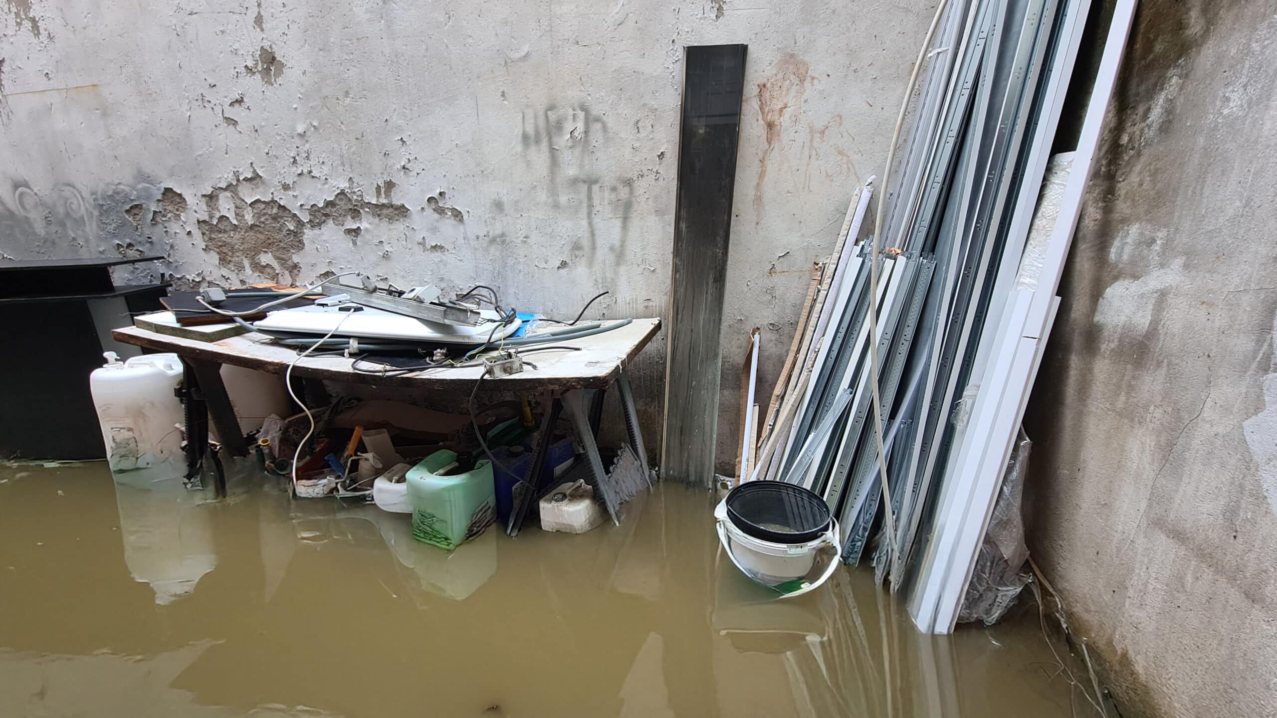 Zone inondée avec matériel empilé